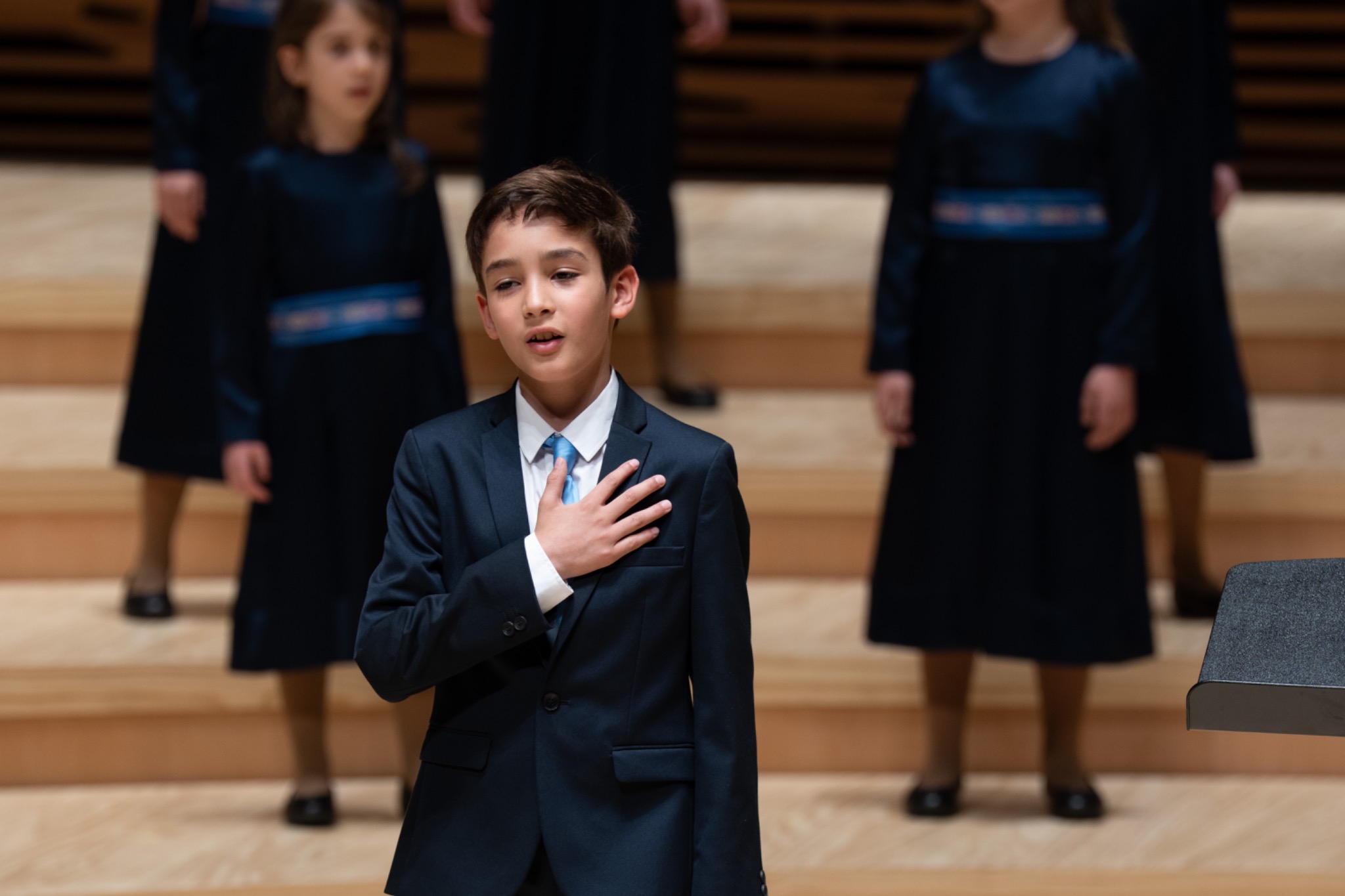 Junger Sänger von Voices of Munich bei einem Konzert
